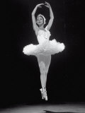 Gjon Mili - Ballerina Margot Fonteyn in White Costume Leaping into the Air While Dancing Alone on Stage Speciální fotografická reprodukce Gjon Mili - Ballerina Margot Fonteyn in White Costume Leaping into the Air While Dancing Alone on Stage Speciální fotografická reprodukce