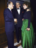 Revlon Ceo Ron Perelman, Senator John Warner and Television Journalist Barbara Walters Lámina fotográfica de primera calidad por Mirek Towski Revlon Ceo Ron Perelman, Senator John Warner and Television Journalist Barbara Walters Lámina fotográfica de primera calidad por Mirek Towski