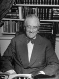 President Franklin D. Roosevelt Speaking on Pre-Invasion Fireside Chat Radio Program Lámina fotográfica President Franklin D. Roosevelt Speaking on Pre-Invasion Fireside Chat Radio Program Lámina fotográfica