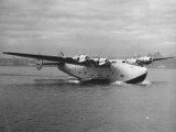 Boeing Clipper Moving on Top of a Body of Water Lámina fotográfica de primera calidad por J. R. Eyerman