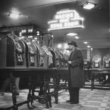 Man Playing the Slot Machines Premium fotografisk trykk av Ralph Morse Man Playing the Slot Machines Premium fotografisk trykk av Ralph Morse