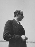 Antoine De Saint-Exupery Smoking a Cigarette Lámina fotográfica por Hansel Mieth Antoine De Saint-Exupery Smoking a Cigarette Lámina fotográfica por Hansel Mieth