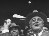Franklin D. Roosevelt During Opening of Ball Game Lámina fotográfica Franklin D. Roosevelt During Opening of Ball Game Lámina fotográfica