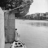 Man Standing Beside Ancient Nilometer Which Was Used to Measure Rise and Fall of Nile River Lámina fotográfica por Bob Landry Man Standing Beside Ancient Nilometer Which Was Used to Measure Rise and Fall of Nile River Lámina fotográfica por Bob Landry