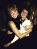 Actresses Shirley Maclaine and Debra Winger Lámina fotográfica de primera calidad por David Mcgough Actresses Shirley Maclaine and Debra Winger Lámina fotográfica de primera calidad por David Mcgough