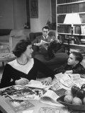 American Housewife Margaret Carson Sitting at Home with Her Husband and Son Lámina fotográfica por Nina Leen