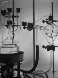 Glass Funnels, Beakers and Retorts Used in Chemical Experiments Lámina fotográfica Glass Funnels, Beakers and Retorts Used in Chemical Experiments Lámina fotográfica