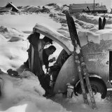 Ski Bum Bob Lombard Pouring Coffee from the Back of His Trailer Lámina fotográfica por Loomis Dean Ski Bum Bob Lombard Pouring Coffee from the Back of His Trailer Lámina fotográfica por Loomis Dean