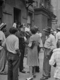 People Gathering around a Police Officer in Harlem Lámina fotográfica