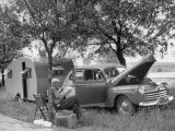 Man Camping Alongside Highway 30 Lámina fotográfica por Allan Grant Man Camping Alongside Highway 30 Lámina fotográfica por Allan Grant