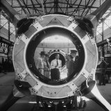 Germaqn Scientist Wernher Von Braun Examining a Jet Engine Lámina fotográfica