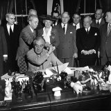 President Franklin D. Roosevelt, Signing the G.I. Bill Lámina fotográfica President Franklin D. Roosevelt, Signing the G.I. Bill Lámina fotográfica