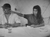 Actress Sophia Loren and Husband, Movie Producer Carlo Ponti Dining at Restaurant Fototryk i høj kvalitet af Alfred Eisenstaedt Actress Sophia Loren and Husband, Movie Producer Carlo Ponti Dining at Restaurant Fototryk i høj kvalitet af Alfred Eisenstaedt