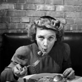 Woman Eating Spaghetti in Restaurant. #5 of Sequence of 6 Fotoprint van Alfred Eisenstaedt Woman Eating Spaghetti in Restaurant. #5 of Sequence of 6 Fotoprint van Alfred Eisenstaedt