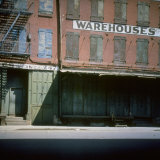 Shuttered Warehouse on the Lower East Side Lit by Late Day Sunlight Lámina fotográfica Shuttered Warehouse on the Lower East Side Lit by Late Day Sunlight Lámina fotográfica