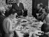 Family Eating at Dinner Table Lámina fotográfica por John Dominis Family Eating at Dinner Table Lámina fotográfica por John Dominis