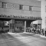 Bethlehem Steel, Reopening after Strike, Showing Workers Leaving, Clock on Wall Says 4 O'Clock Lámina fotográfica por Bernard Hoffman