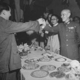 Red Chinese Leader Mao Tse Tung and Chiang Kai Shek Toasting One Another Lámina fotográfica