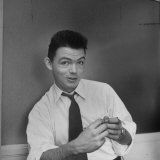 Portrait of Cartoonist Bill Mauldin, Age 28 Lámina fotográfica por Alfred Eisenstaedt