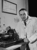 Dr. Jaroslav Heyrovsky, Head of Physical Chemistry at Charles University Lámina fotográfica por Alfred Eisenstaedt