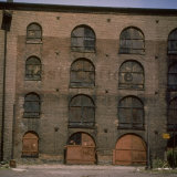 Facade of Rundown Shuttered Swift and Co. Warehouse Lámina fotográfica Facade of Rundown Shuttered Swift and Co. Warehouse Lámina fotográfica
