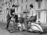 Two Men Talking in Street with Vespa Scooter and Bicycle Lámina fotográfica por Dmitri Kessel Two Men Talking in Street with Vespa Scooter and Bicycle Lámina fotográfica por Dmitri Kessel