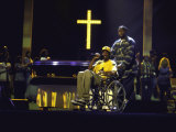 Rapper Snoop Doggy Dogg Performing in a Wheel Chair on Stage at Radio City Music Hall Fotografiskt tryck på högkvalitetspapper Rapper Snoop Doggy Dogg Performing in a Wheel Chair on Stage at Radio City Music Hall Fotografiskt tryck på högkvalitetspapper