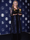 Country Singer Trisha Yearwood Holding Her Awards at the 40th Annual Grammy Awards Lámina fotográfica de primera calidad por Dave Allocca