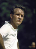 Golf Pro Arnold Palmer Squinting Against Sunlight During Match Fototryk i høj kvalitet af John Dominis Golf Pro Arnold Palmer Squinting Against Sunlight During Match Fototryk i høj kvalitet af John Dominis