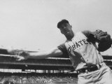 Second Baseman for the Pirates, Bill Mazeroski Throwing a Ball Lámina fotográfica de primera calidad Second Baseman for the Pirates, Bill Mazeroski Throwing a Ball Lámina fotográfica de primera calidad