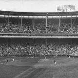 Large Crowd of People Watching the Action of Dodger-Cubs Game Fat Wrigley Field 写真プリント - ジョン・ドミニス Large Crowd of People Watching the Action of Dodger-Cubs Game Fat Wrigley Field 写真プリント - ジョン・ドミニス