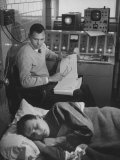 An Eeg Machine Recording Eye Movements, Heart Beat, and Muscular Reflexes During Sleep Lámina fotográfica por Robert W. Kelley