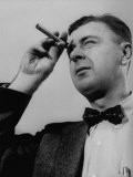 Atomic Physicist Ralph E. Lapp Demonstrating a Pocket Sized Cylindrical Radiation Counter Lámina fotográfica