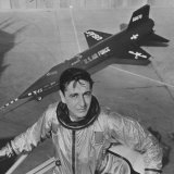 Pilot Scott Crossfield Standing in Front of the X-15 Lámina fotográfica por Allan Grant