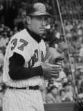 Cleveland Indians Jimmy Piersall Warming His Hands with a Hot Water Bottle before Going to Bat Fototryk i høj kvalitet
