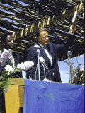 Evangelist Billy Graham Preaching to Crowd During His African Crusade Lámina fotográfica de primera calidad Evangelist Billy Graham Preaching to Crowd During His African Crusade Lámina fotográfica de primera calidad