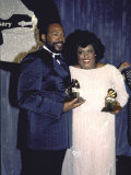 Singers Marvin Gaye and Jennifer Holiday Holding their Award in Press Room at Grammy Awards Lámina fotográfica de primera calidad Singers Marvin Gaye and Jennifer Holiday Holding their Award in Press Room at Grammy Awards Lámina fotográfica de primera calidad