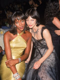 Model Naomi Campbell and Actress Milla Jovovich at Cfda Awards Lámina fotográfica de primera calidad por Marion Curtis Model Naomi Campbell and Actress Milla Jovovich at Cfda Awards Lámina fotográfica de primera calidad por Marion Curtis
