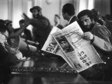 Fidel Castro Giving Press Conference after Arriving at Outskirts of Havana Lámina fotográfica de primera calidad