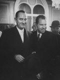 Sen. Lyndon B. Johnson Posing with Vice-President Richard M. Nixon Lámina fotográfica por Hank Walker Sen. Lyndon B. Johnson Posing with Vice-President Richard M. Nixon Lámina fotográfica por Hank Walker