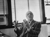 Architect Mies Van Der Rohe Expressing Feelings at His Desk Lámina fotográfica de primera calidad Architect Mies Van Der Rohe Expressing Feelings at His Desk Lámina fotográfica de primera calidad