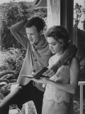Country Singer Roger Miller and His Wife at Home Lámina fotográfica de primera calidad por Ralph Crane Country Singer Roger Miller and His Wife at Home Lámina fotográfica de primera calidad por Ralph Crane