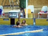 US Swimmer Mark Spitz Raising His Arm in Triumph after a Victory at the 1972 Olympic Games Lámina fotográfica de primera calidad US Swimmer Mark Spitz Raising His Arm in Triumph after a Victory at the 1972 Olympic Games Lámina fotográfica de primera calidad