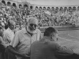 Author Ernest Hemingway with Friend at Spanish Toreadors Lámina fotográfica de primera calidad por Loomis Dean Author Ernest Hemingway with Friend at Spanish Toreadors Lámina fotográfica de primera calidad por Loomis Dean