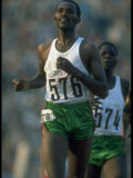 Track Athlete Kip Keino in Action at the Summer Olympics Lámina fotográfica de primera calidad por John Dominis