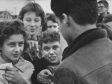 Singer Ricky Nelson with Fans Lámina fotográfica de primera calidad por Ralph Crane