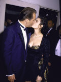 Married Actors Bruce Willis and Demi Moore Kissing Lámina fotográfica de primera calidad por David Mcgough Married Actors Bruce Willis and Demi Moore Kissing Lámina fotográfica de primera calidad por David Mcgough