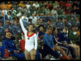 Soviet Gymnast Olga Korbut Holding Up Flowers at the Summer Olympics Lámina fotográfica de primera calidad por John Dominis Soviet Gymnast Olga Korbut Holding Up Flowers at the Summer Olympics Lámina fotográfica de primera calidad por John Dominis
