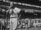 Major League Baseball Player, Stan Musial, Announcing His Retirement from Baseball Lámina fotográfica de primera calidad Major League Baseball Player, Stan Musial, Announcing His Retirement from Baseball Lámina fotográfica de primera calidad