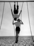 Acrobat and Actor, Russ Tamblyn on the Beach with Movie Actress Venetia Stevenson Fototryk i høj kvalitet af Allan Grant